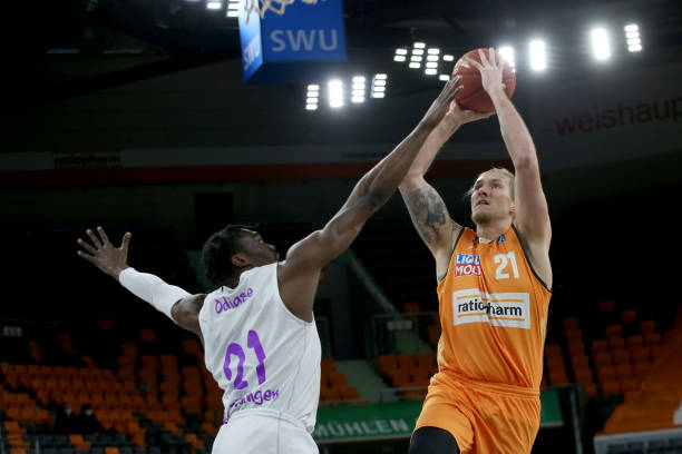 在他缺席的 在他缺席的